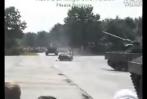豹2A6坦克压扁Tiguan看看汽车多么脆弱