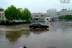 网友实拍 看上海荣威750雨中精彩漂移